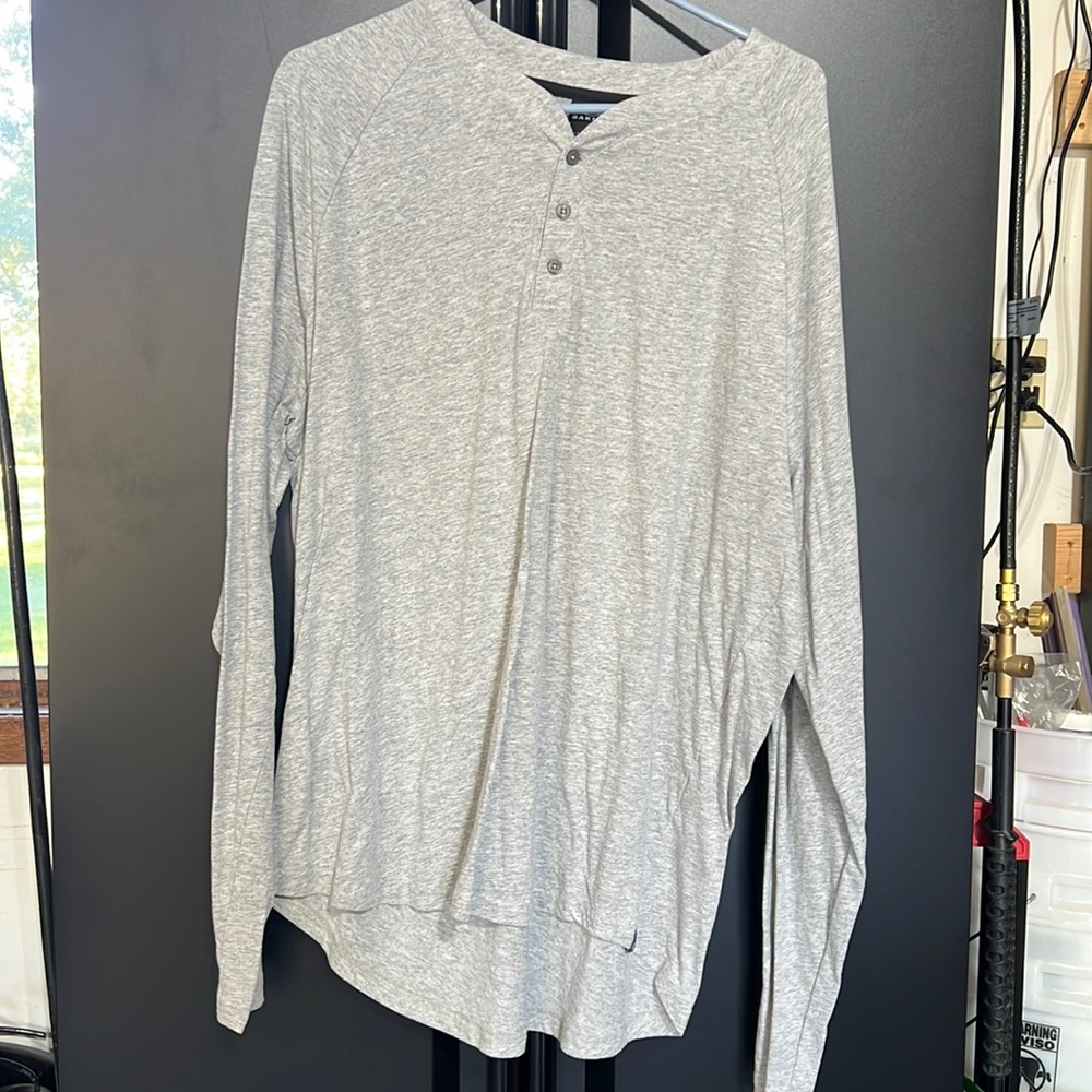 Men’s Oakley Henley size XXL EUC